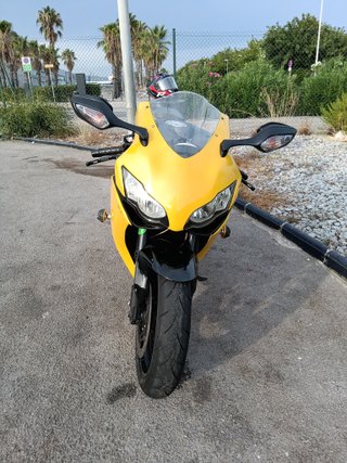 Honda CBR 1000 RR Sportbike Amarilla y Negra
