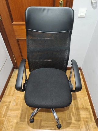 Silla de oficina ergonómica negra
