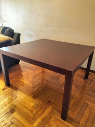 Mesa de comedor de madera marrón