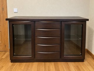 Cómoda de salón de madera y cristal