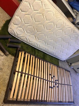Somier de madera y plástico. Se regala colchon
