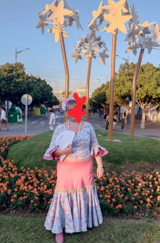 Traje de flamenca azul y rosa