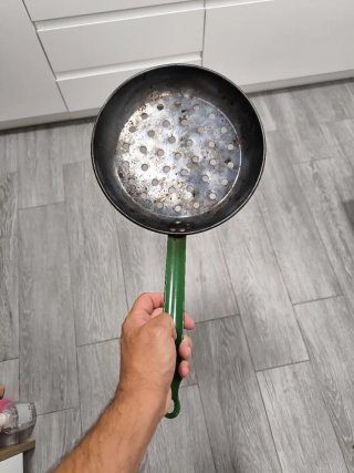 Sartén para asar castañas con mango verde