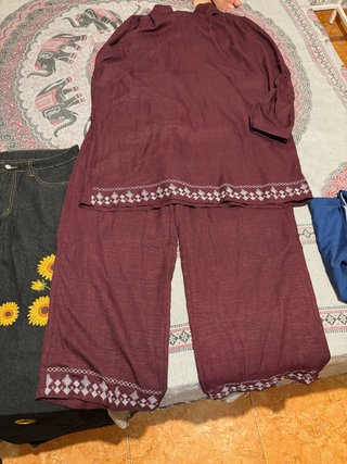 Conjunto de pantalón y blusa bordada