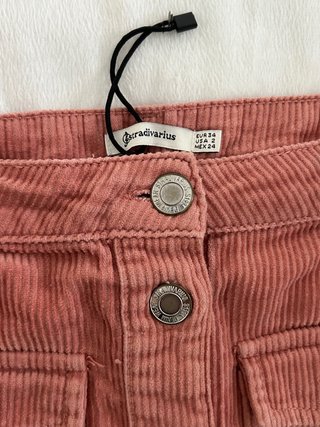Falda rosa de pana con botones Stradivarius