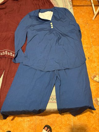 Conjunto de ropa azul y rojo