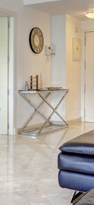Mesa auxiliar cristal y metal
