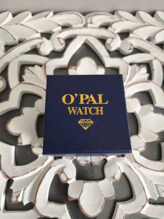 Reloj de pulsera dorado y negro con diamante