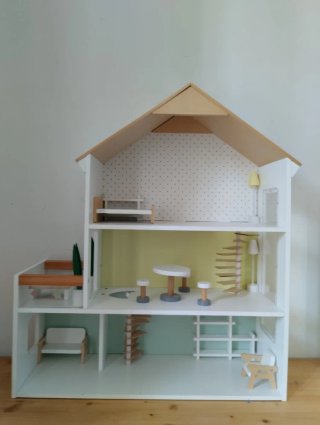 Casita de madera para muñecas