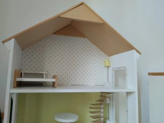 Casita de madera para muñecas
