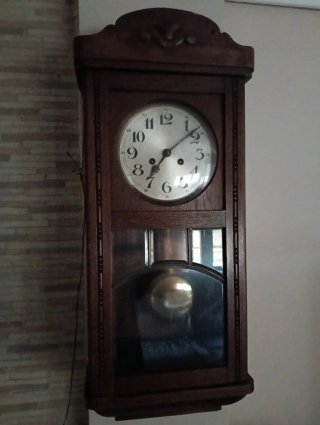 Reloj de pared antiguo de madera