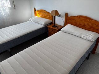 2 Camas 90x190 IKEA + Colchones + Mesita