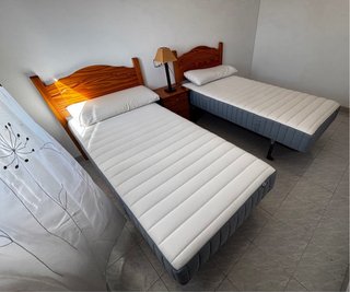 2 Camas 90x190 IKEA + Colchones + Mesita