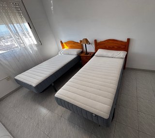 2 Camas 90x190 IKEA + Colchones + Mesita