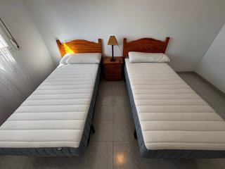 2 Camas 90x190 IKEA + Colchones + Mesita