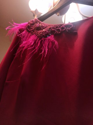 Vestido fiesta rosa con pedrería y plumas