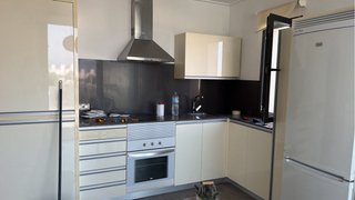 Cocina modular beige y plateada