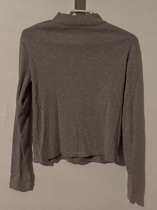 Camiseta gris manga larga cuello alto