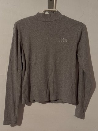 Camiseta gris manga larga cuello alto