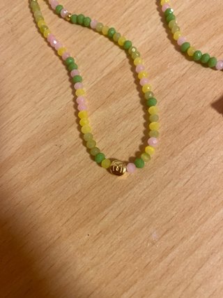 Collar de pedrería con abalorios y charm de abeja