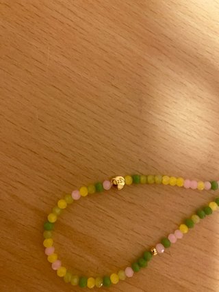 Collar de pedrería con abalorios y charm de abeja
