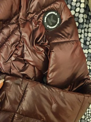 Chaqueta Karl Lagerfeld burdeos. Unisex