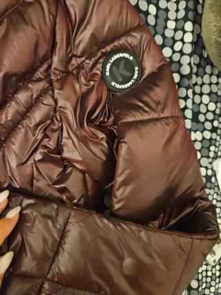 Chaqueta Karl Lagerfeld burdeos. Unisex