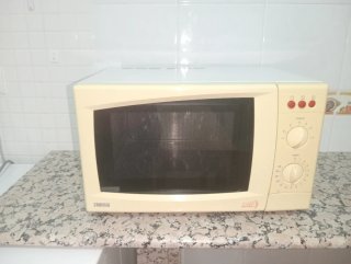 Microondas Zanussi color crema