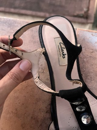 Sandalias Clarks de ante Negras con Joyas