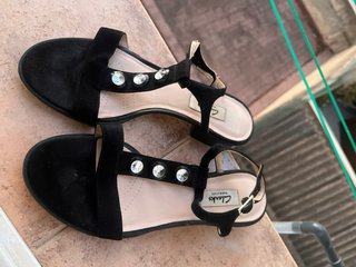 Sandalias Clarks de ante Negras con Joyas