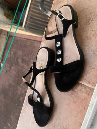 Sandalias Clarks de ante Negras con Joyas