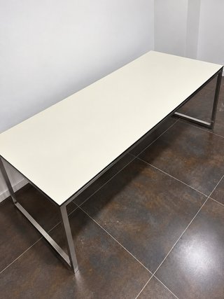Mesa auxiliar metal y madera beige
