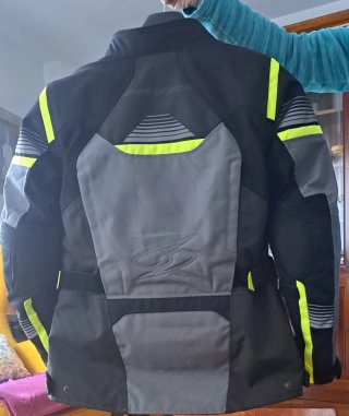 Chaqueta Moto Negra y Gris con Detalles Flúor