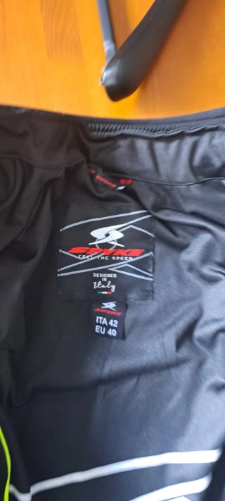 Chaqueta Moto Negra y Gris con Detalles Flúor