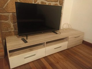 Mueble TV madera y blanco