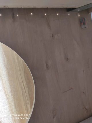 Litera de madera color beige sin colchones.
