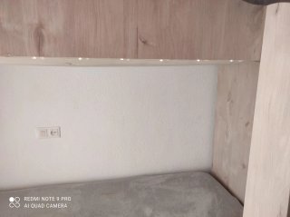 Litera de madera color beige sin colchones.