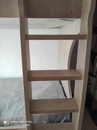 Litera de madera color beige sin colchones.