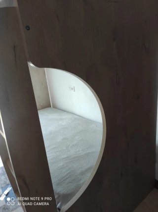 Litera de madera color beige sin colchones.
