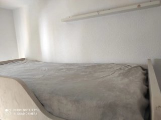 Litera de madera color beige sin colchones.