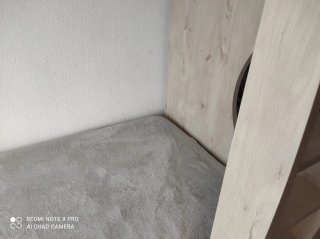 Litera de madera color beige sin colchones.