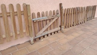Valla de madera con puerta