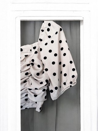 Top lunares beige y negro