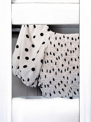 Top lunares beige y negro
