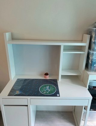 Escritorio blanco con estantería