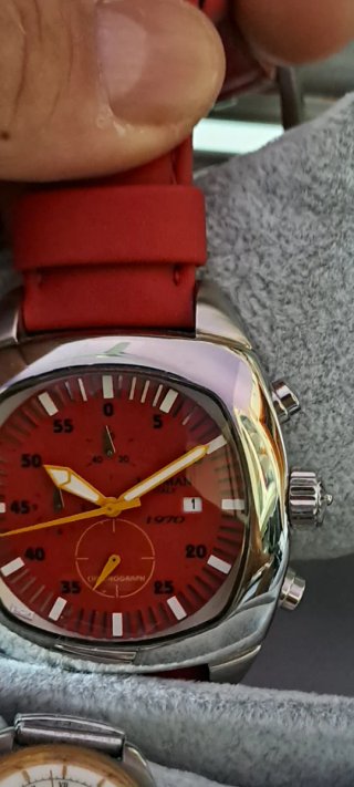 Orologio da polso rosso e argento