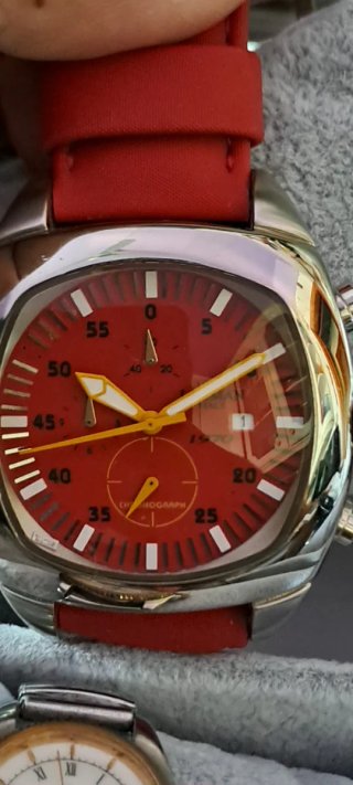 Orologio da polso rosso e argento