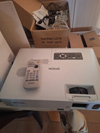Proyector Epson LCD EMP-1825 con su mando y cables