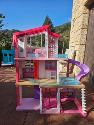 Casa Barbie con tobogán y piscina