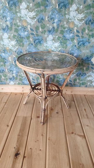 Mesa auxiliar ratán y cristal